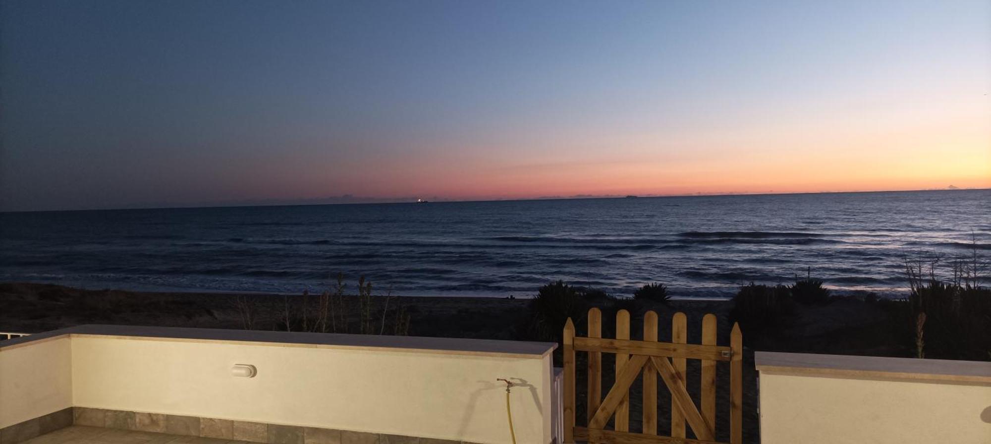 The Suite On The Beach Torvaianica Exterior photo