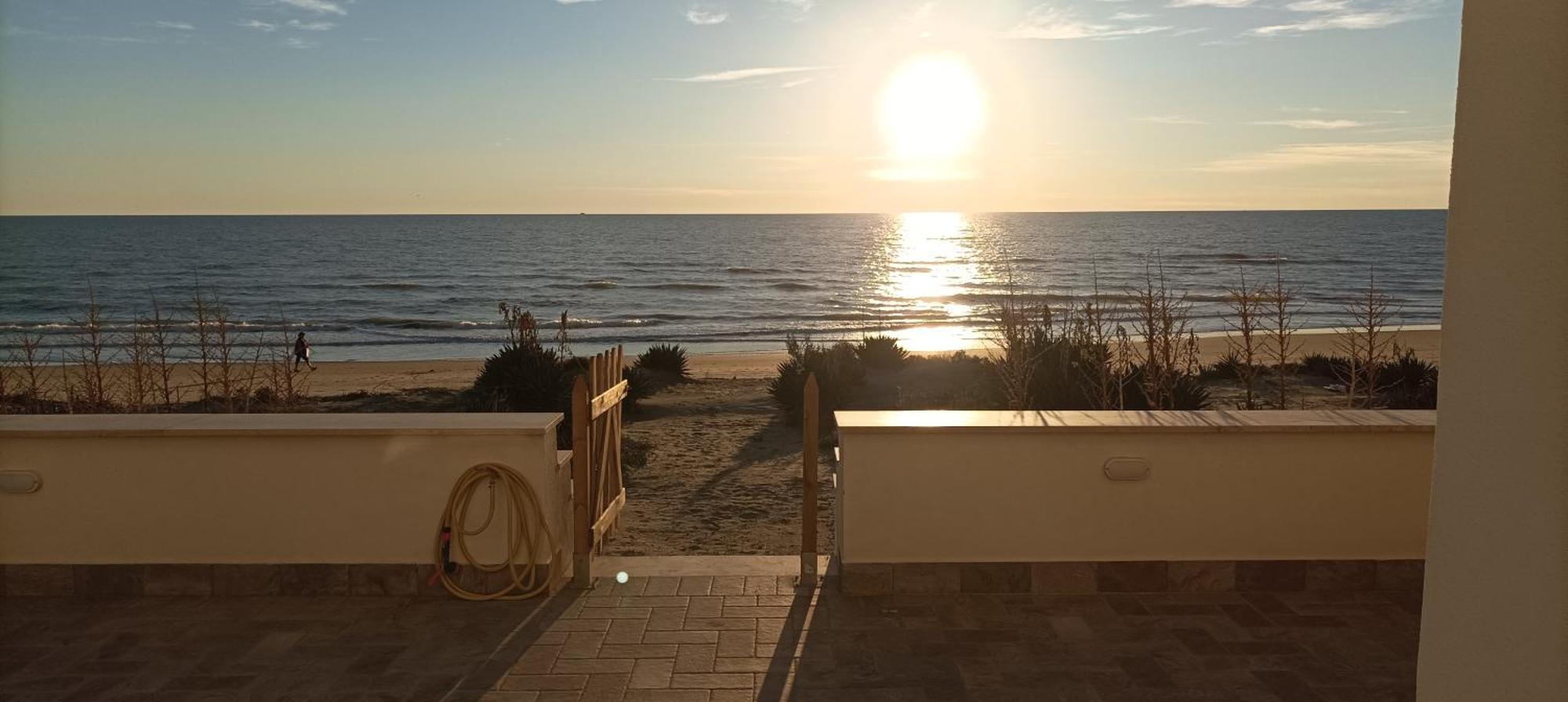 The Suite On The Beach Torvaianica Exterior photo