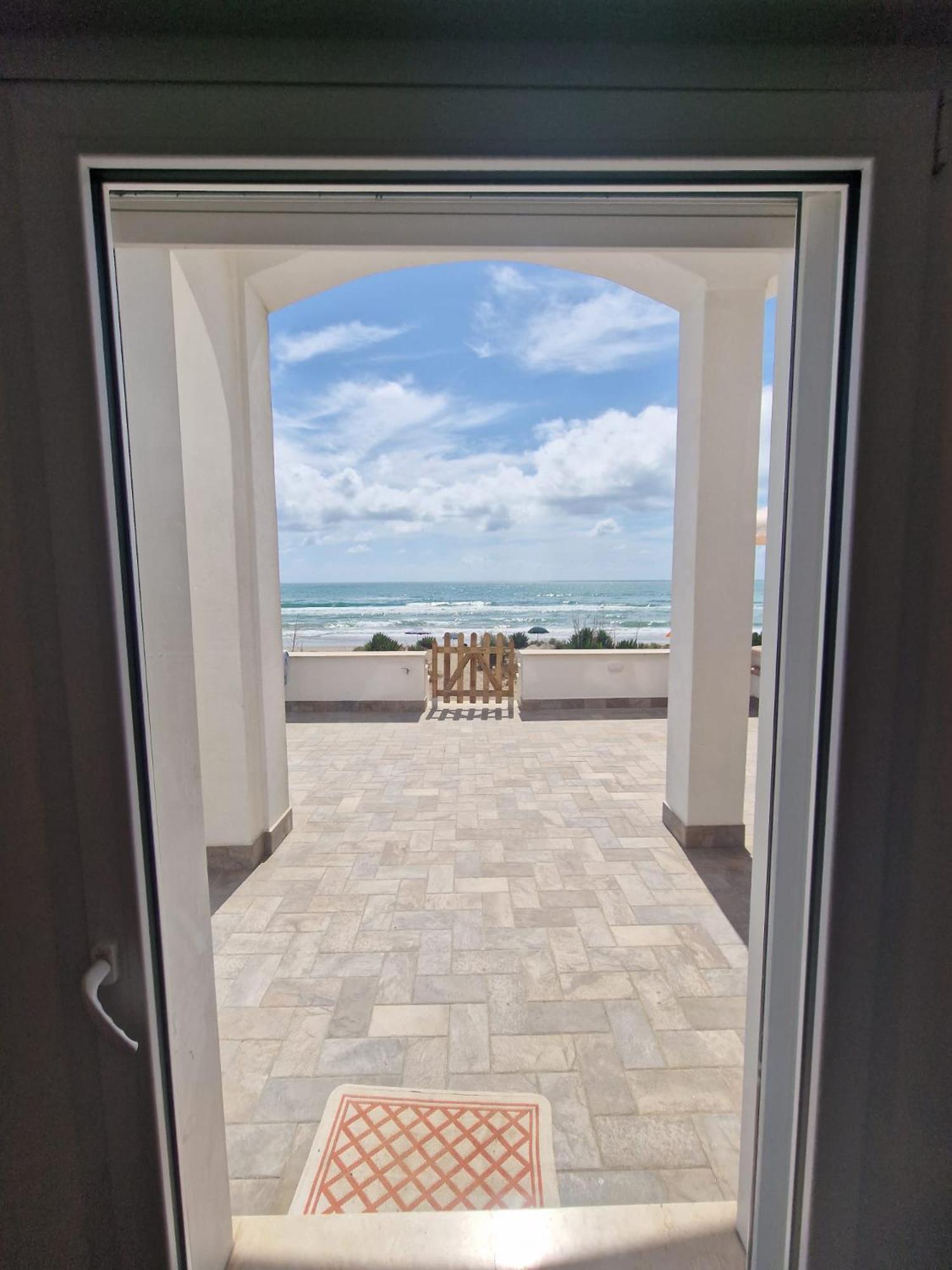The Suite On The Beach Torvaianica Exterior photo