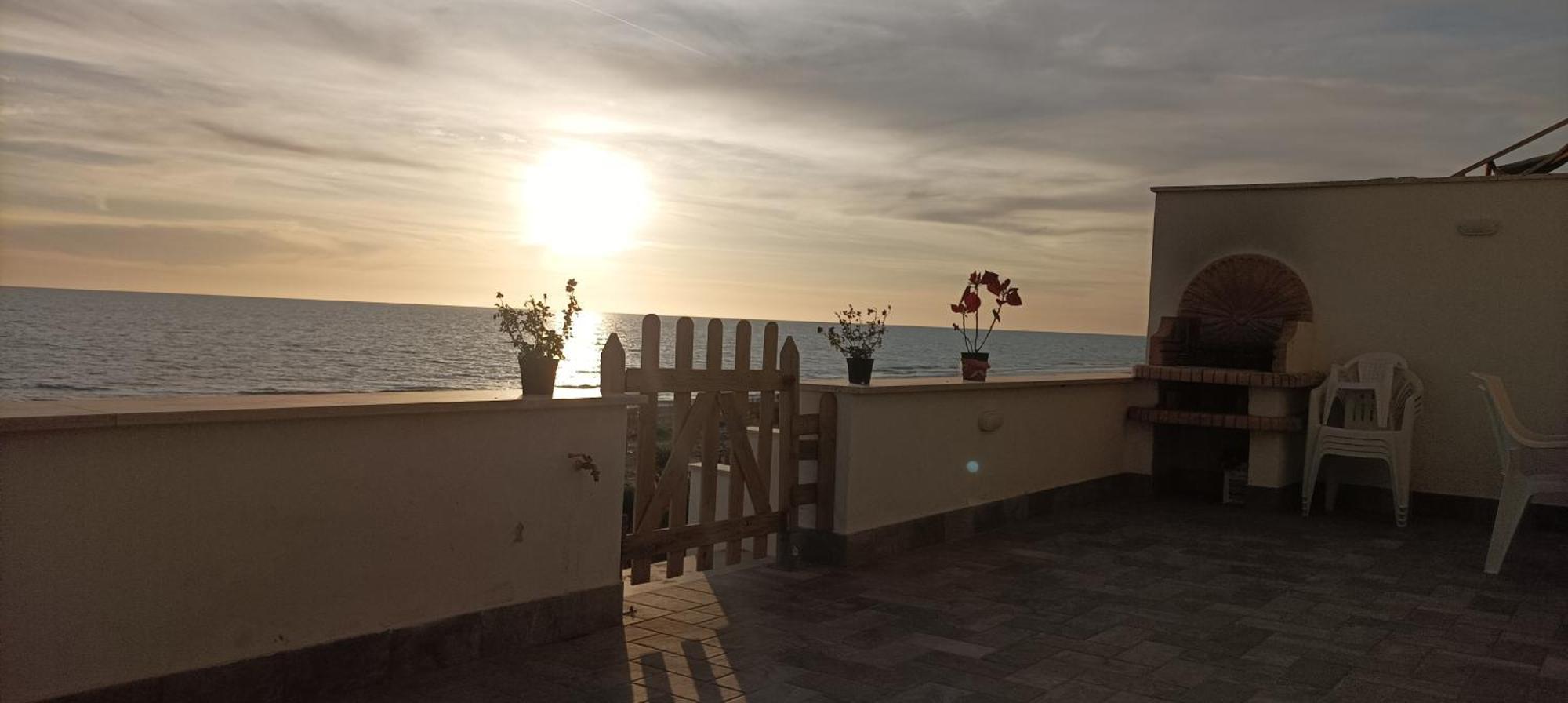 The Suite On The Beach Torvaianica Exterior photo