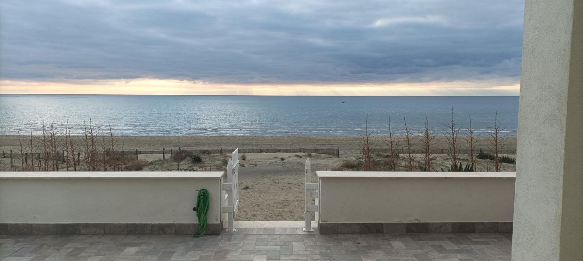 The Suite On The Beach Torvaianica Exterior photo