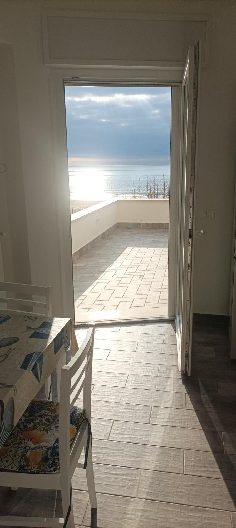The Suite On The Beach Torvaianica Exterior photo