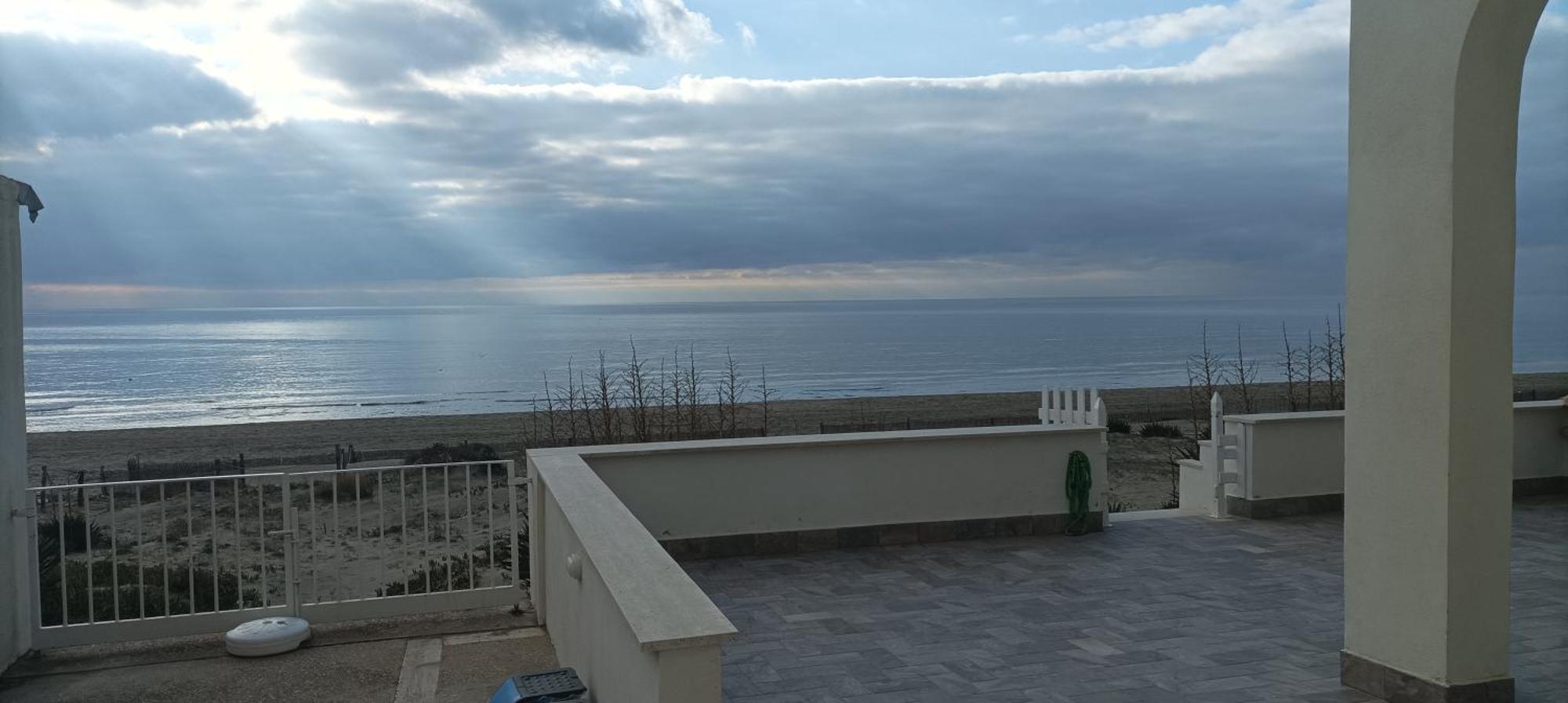 The Suite On The Beach Torvaianica Exterior photo