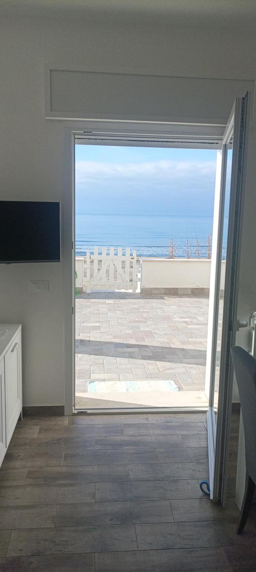 The Suite On The Beach Torvaianica Exterior photo