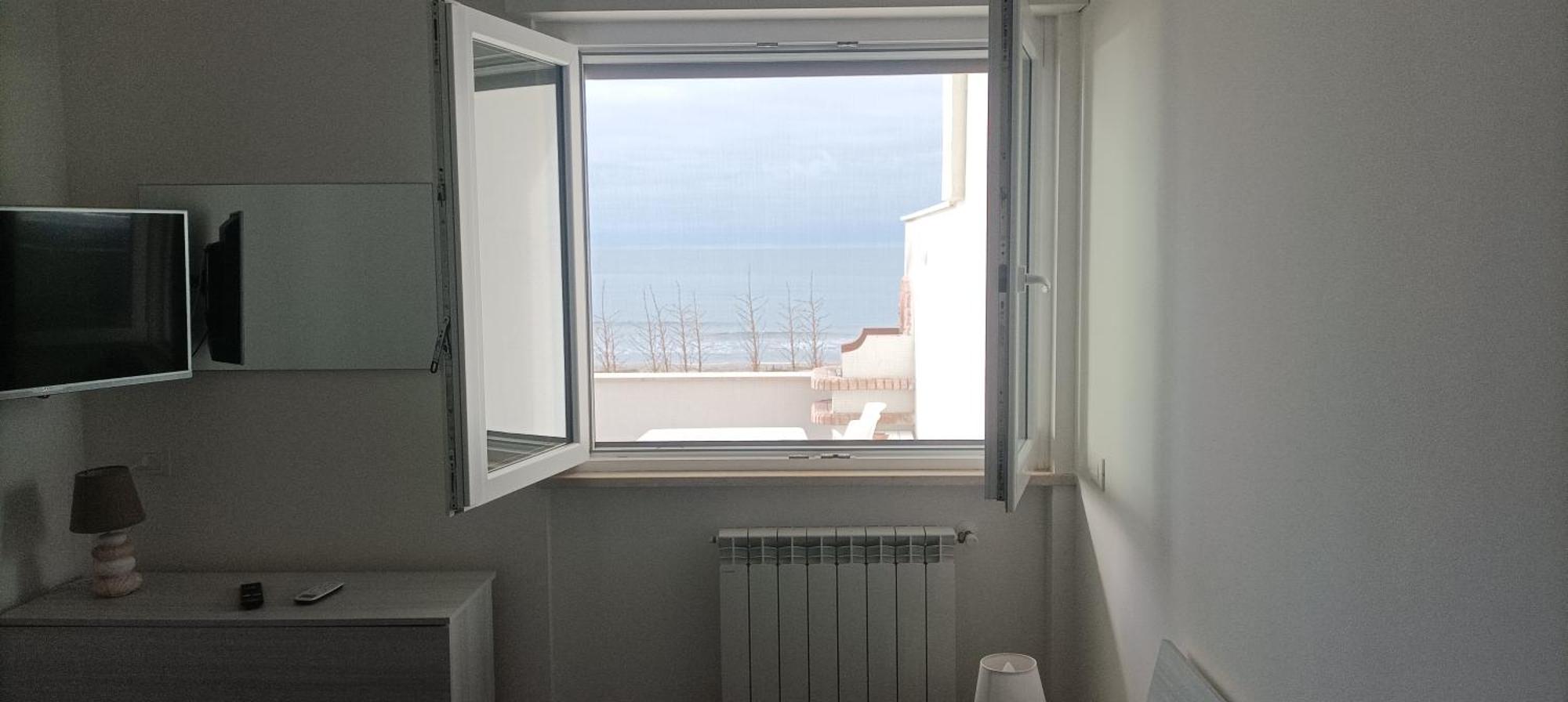 The Suite On The Beach Torvaianica Exterior photo